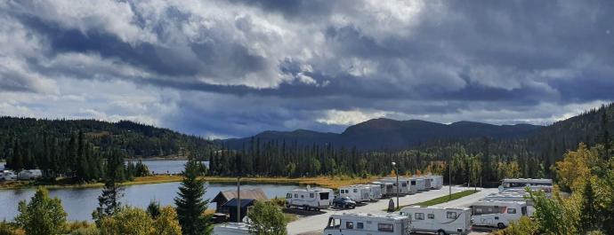 Campingvettreglene på engelsk, tysk og norsk