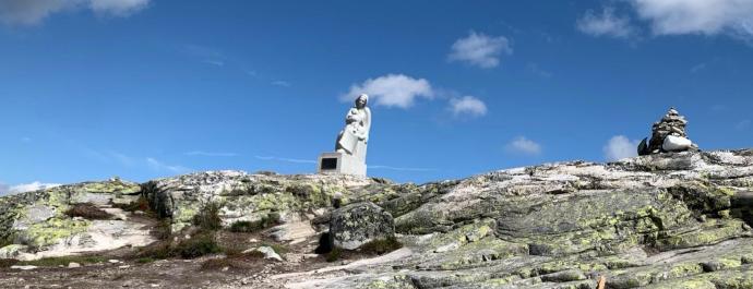Hike to the Madonna Statue in Eggedal