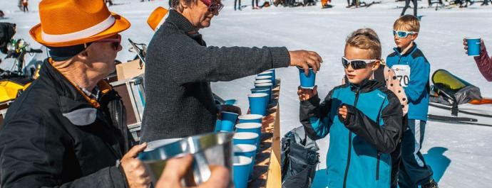 På ski over fjellet med en hel dugnadsgjeng i ryggen