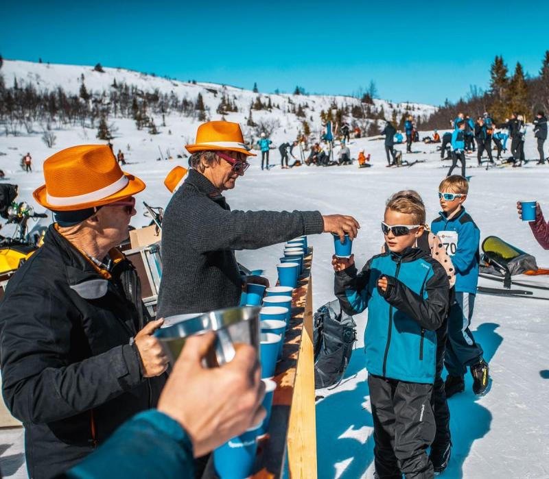 På ski over fjellet med en hel dugnadsgjeng i ryggen