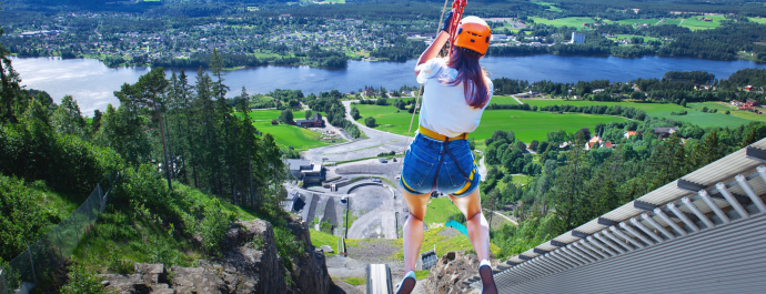 Zipline i verdens største hoppbakke